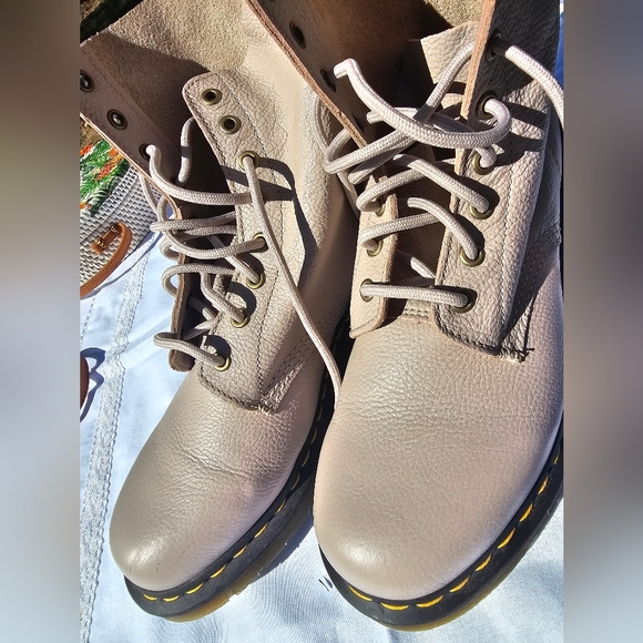 Authentic Dr. Martens 1460 Pascal Virginia Leather Boots – Parchment Beige - Picture 13 of 16